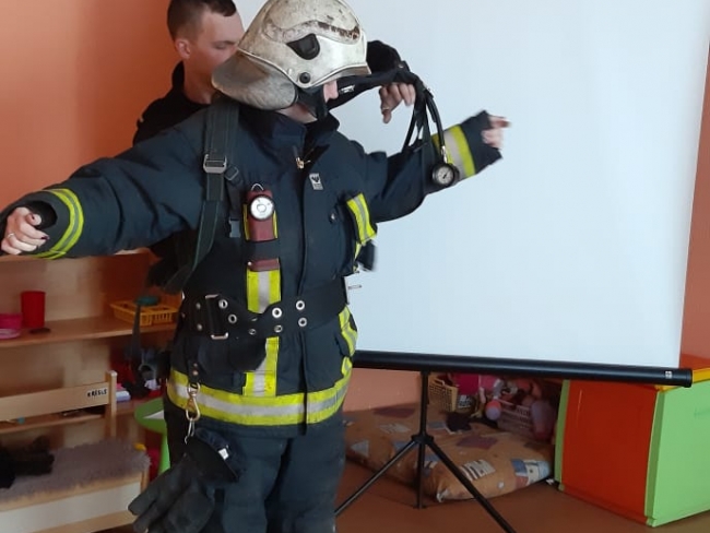 4.grupas bērni iepazīst profesiju- ugunsdzēsējs/glābējs. 