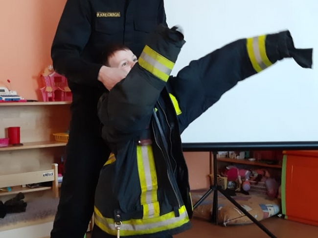 4.grupas bērni iepazīst profesiju- ugunsdzēsējs/glābējs. 