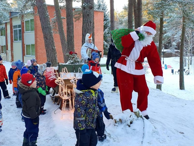 2.grupiņas Ziemassvētku pasākums, kur pasaku sniegotā mežā, rūķis un sniegavīrs meklēja Ziemassvētku vecīti, lai kopā svinēt Ziemassvētkus.